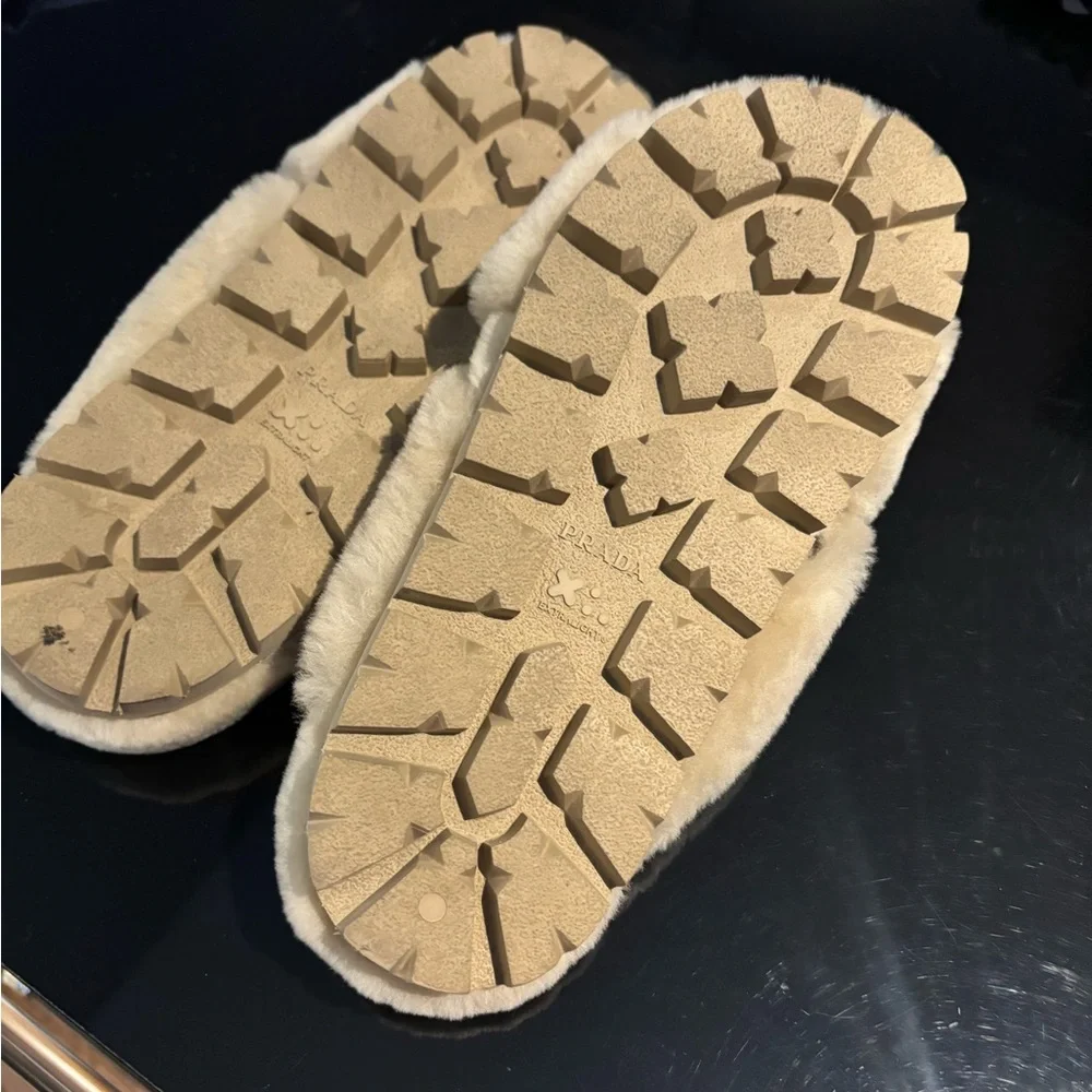 Prada Fussbett Fluffy Genuine Shearling Slide Sandal in excellent condition - Picture 3 of 7
